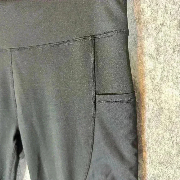 Fabletics Mid-Rise Mesh Powerhold Capri - Small - Picture 4 of 7